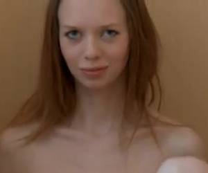 anorektička dívka se snaží sexy k tomu
