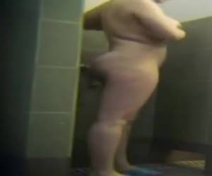 mitä tämä perverssi on lähetetty nainen suihku piilotettu kamera? jonka vilkaista paksu alaston nainen suihkussa