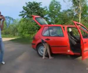 apa lezat, nakal gadis remaja, berpose telanjang dan jarinya botak vagina sialan di hutan. mereka membiarkan bahkan fotografer jari.