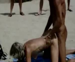 vieja pareja folla en el playa nudista whiteh público