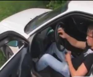 autossa hän antaa hänen jäykkä kalu blowjob teiniikäinen tyttö ja hän hänen kalju märkää pillua auton vittuile.
