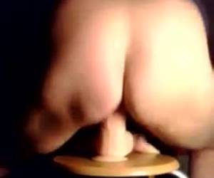 welches zwischen posen fickt die geile milf mit der riesige dildo bis she mit langen auf dem dildo und schieben striche es und mit einem schlag die ganze dildo in ihr und ein orgasmus.