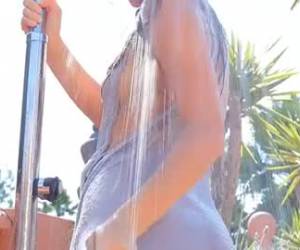 pehmeä sukupuoli striptease video. kaunis nuori tyttö tanssii sensually ja vie kiimainen suihku.