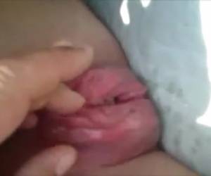 legte er einen fotzepumpe auf ihre muschi und pumpen ihn hart gefickt. sie können sehen, dass ihre muschi wachsen der lust als seinen schwanz noch besser aussehen.