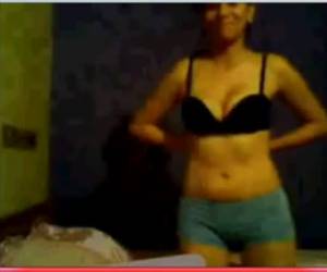 jeune fille timide donne un striptease pour la webcam
