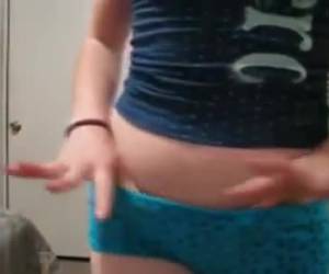 teen cammädchen hat eine schöne sexy ass.if, welches die bezifferung aus ihr höschen helfen möchten. noch kind neue höschen und sogar ihr gesäß, haben ein gutes bild., dazwischen, schöne nackte gesäß. ich wähle die rosa höschen.