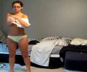 brille mädchen verlässt ihren bademantel pocfuck und steht nackt vor der webcam, und dann zu kleiden.