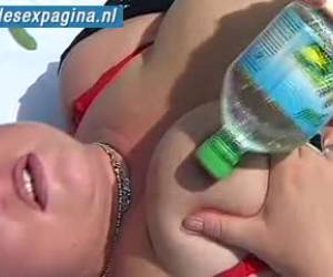 lady video porno disfruta de botella de agua en su coñito