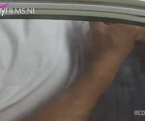 gość jest wyrwać w samochodzie