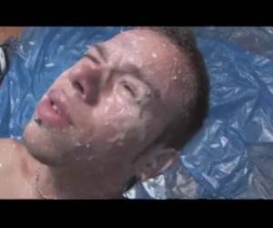 un creampie anal arroja a chorros en su cara