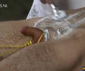 nonno ha un piccolo ragazzo corneo sulla sua cremagliera