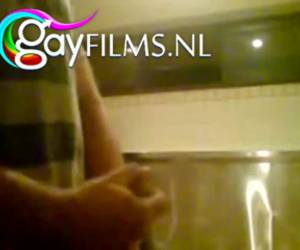 heimlich movieing wie er selbst auf der toilette zieht während männer pinkeln dann er kommt bereit, und die spermien gegen die wand sprühen. amateur, heimlich movieing, wie er selbst auf der toilette zieht