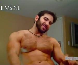svalnatý cam chlap, který ví, že je sexy
