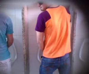 de två männen är i hemlighet film under subtraktion och avsugning på toaletten. amatör, i hemlighet film under subtraktion och avsugning