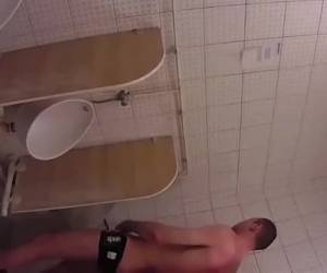 denne dreng mener hemmeligt at snuppe på toilettet. men det er film whiteh et skjult kamera og han får en homo på besøg. amatør, hemmeligt snuppe på toilettet
