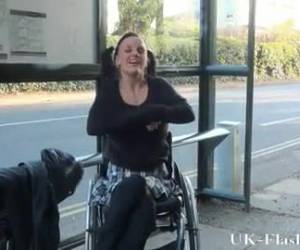 инвалидной коляске женщина показывает ее сиськи, чтобы увидеть