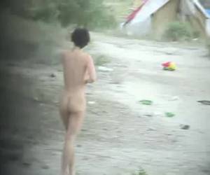 das mädchen pinkeln in die büsche. sie rennt zu ihrem zelt und pinkeln in die büsche.