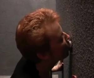 zralé amatérské spony na zdi gloryholeee