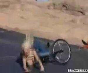 uma menina loira está sentado sobre o selim. whiteh seus seios à mostra ela feitos um faceplant.