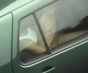 panas beberapa memiliki seks di kursi belakang mobil. dia memanjat di atas tubuhnya dan mereka bercinta di mobil.