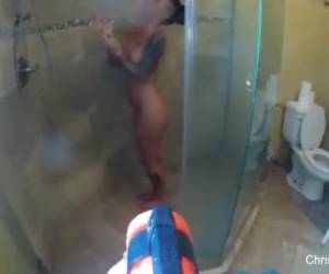 Moreninha tesuda tomando um banho bem sensual, vÃ­deo porno com essa cachorra tatuada tomando um banho sensacional, essa safada fica peladinha em casa e entra