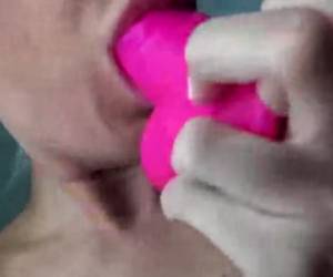 Junge Hausfrau mit richtig geilen Titten und einem prächtigen prallen Arsch. Wie so viele Hausfrauen ist sie total unterfickt, und deshalb muss ein Dildo her!