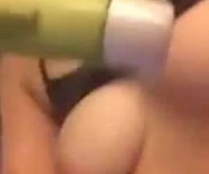 Man muss sich nicht immer mit einem Dildo stimmulieren, wenn kein Dildo zur in der nähe ist. Kann man sich auch mal mit einem haarbürste selber ficken, die vibriert zwar nicht aber bringt einen trotzdem zum Orgasmus.