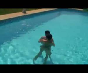 diese teen prostituierte zusammen mit ihrem freund zum schwimmen und bald setzten nackt im wasser. sie beeinflussen sich gegenseitig ein bisschen, und ziemlich aufgeregt. sie an den rand des pools zu schwimmen und sie brutal ficken lassen. als ihre freund