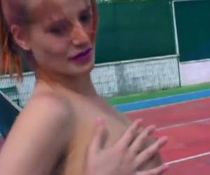 tam náhodou hodně nadržený věcí podél tenisový kurt
