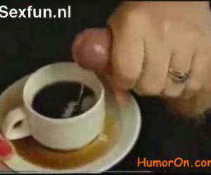 blondin är i för en kopp kaffe. istället för mjölk tar hon ett skott av spermier för de söta taste.cup kaffe