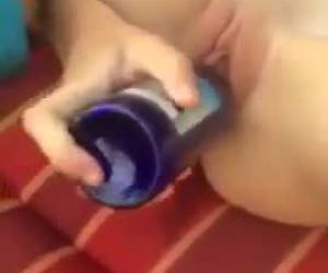один из непослушные девочки мастурбируют whiteh бутылку