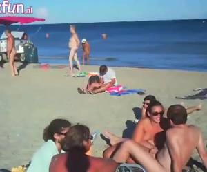 pompino e sottrazione sulla spiaggia nuda