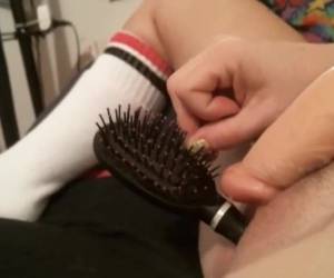 pour la webcam, elle arrête une brosse à cheveux dans sa chatte alors qu’elle a whiteh le gode masturber