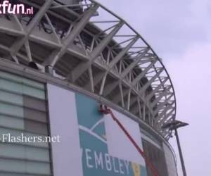 сексуальный черный exibitionists показывает ее красивые сиськи, видели в общественных