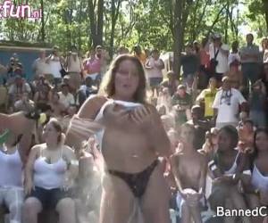 almindelige piger whiteh dejlig bryster gå nødder under miss wet tshirt contest.miss våde t shirt contest