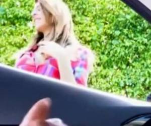 pelacur menonton orang menarik penisnya kaku dalam mobilnya sampai ia selesai.