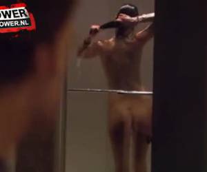 dexter telefon whiteh bir kadın, orada iken başka bir seksi bayan iç çamaşırı duş yönünde. o herhangi bir ipucu tamamlandı olarak gördüğü çıplak duş altında.
