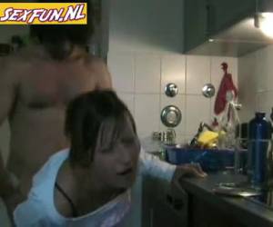 mit der kamera auf die kommode filme seinen dicken schwanz geile ehefrau möchte und er ihre nasse muschi in der küche gefickt.