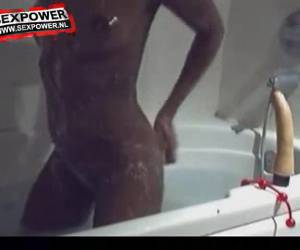 i badet för webbkameran stannar den kåta svarta flicka vibratorn i hennes våta fitta och onanera, varefter hennes nakna kropp i tvål och tvättar.