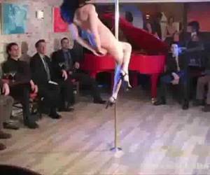 pól tanečník jde na tvář sit