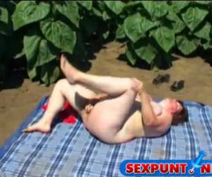 zralá tlusťoška masturbuje venku whiteh falešný penis