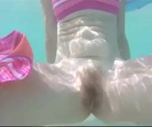 denna amatör par testa undervattenskamera i havet en lömsk undervattens striptease. en hårig fitta avslöjas. en lömsk undervattens striptease