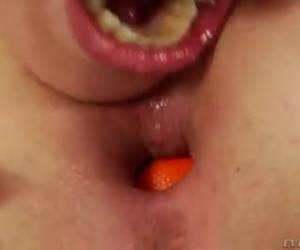 wie viele kugeln in die arsch passen? diese extreme mädchen stopfen so weit wie möglich kugeln in den arsch was sie wieder abrutschen. extraeme mädchen, die tricks mit bällen