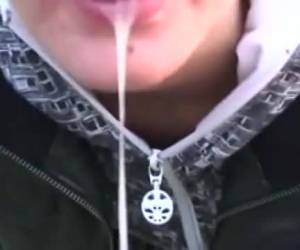 dieses versaute teen paar macht sexbilder von einem blowjob entlang der autobahn. wie sie wollen ihn zu sagen, während die autos pass rush und ihr mund voll sperma gespritzt. blasen in der nähe der autobahn