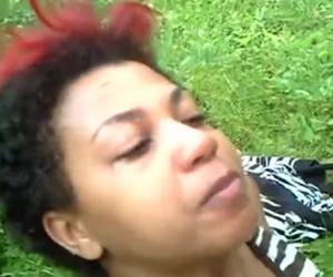 für ihn ist ein neger. sie nimmt seinen schwanz in den mund, während sie draußen auf der weide ist. heblowjob in der natur. blasen in der natur