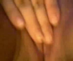 closeup del dedo follando de un coño mojado