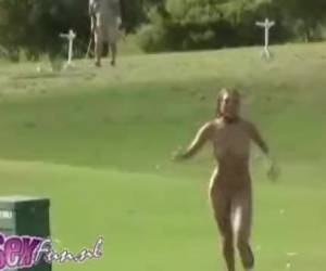 donna nuda sul campo da golf