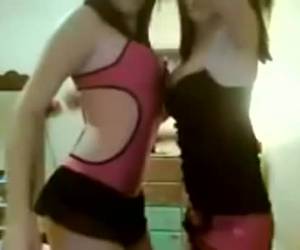 se hur dessa kåt flickvänner är fantastiskt för webbkameran dans. de känna varandras kropp och börja ömt kysser. kåta dans webcamgirls