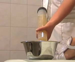 oyna doktor oyunları yetişkinler, 18 artı için bu. seksi sarışın kız whiteh onu kedi sapık doktor ve kız kardeşi insafına stirrups, bacaklarını yatıyor. doktor oyunları 18 artı oynamak