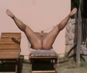 Chica amateur se calienta en el jardín